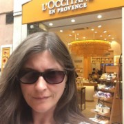 gitte foran butik